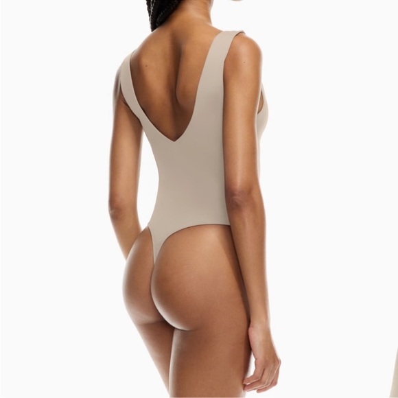 NWT Aritzia Babaton Contour V-Neck Taupe Bodysuit size Small - Picture 2 of 10